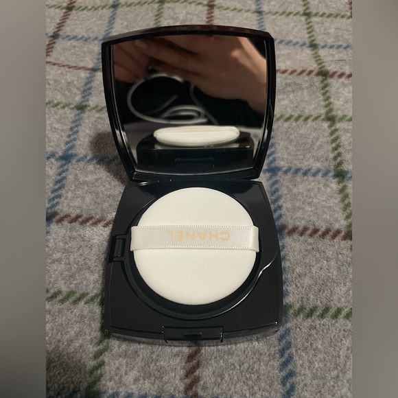 Authentic Chanel Healthy Glow Gel Touch Foundation - Picture 3 of 5